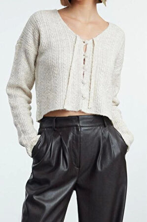 Kadın Moda Şık Crop V Yaka Slim Crop Yumuşak Dokulu Bağlama Detaylı Triko Hırka
