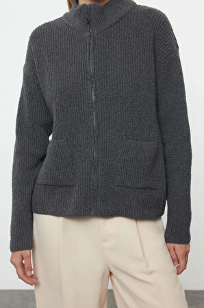 Kadın Moda Regular Dik Yaka Oversize Geniş Kalıp Yumuşak Dokulu Cep Detaylı Triko Hırka