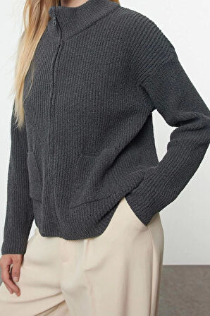 Kadın Moda Regular Dik Yaka Oversize Geniş Kalıp Yumuşak Dokulu Cep Detaylı Triko Hırka