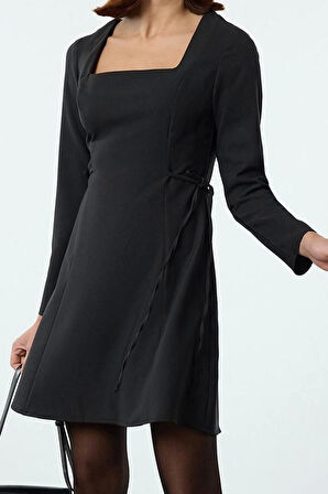 Kadın Moda Şık Mini Boy Kare Yaka Regular Belden Açılan Fiyonk Detaylı Dokuma Elbise