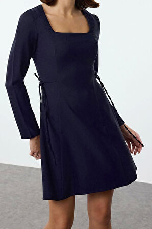 Kadın Moda Şık Mini Boy Kare Yaka Regular Belden Açılan Fiyonk Detaylı Dokuma Elbise