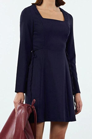 Kadın Moda Şık Mini Boy Kare Yaka Regular Belden Açılan Fiyonk Detaylı Dokuma Elbise