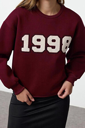 Kadın Relaxed Bisiklet Yaka Düşük Kol Uzun Kalın Polarlı Normal Kesim Slogan Nakışlı Örme Sweatshirt