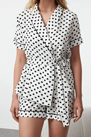 Kadın Moda Gömlek Yaka Boru Paça Kısa Kol Kuşaklı Kalp Desenli Biyeli Viskon Dokuma Pijama Takımı