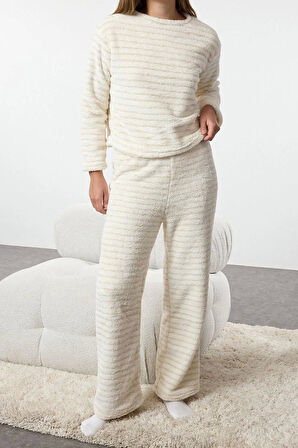 Kadın Boru Paça Uzun Kol Çizgili Lurex İplik Detaylı Wellsoft Kışlık Örme Pijama Takımı