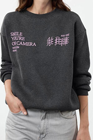 Kadın Regular Bisiklet Yaka Standart Kol Regular Basic Fit Baskılı Kalın İçi Polarlı Örme Sweatshirt