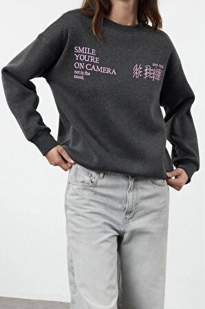 Kadın Regular Bisiklet Yaka Standart Kol Regular Basic Fit Baskılı Kalın İçi Polarlı Örme Sweatshirt