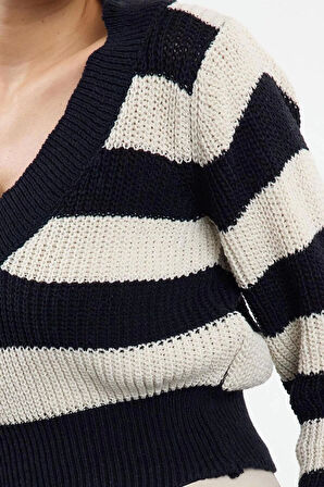 Kadın Moda Şık V Yaka Standart Kol Regular Crop Çizgili Triko Kazak