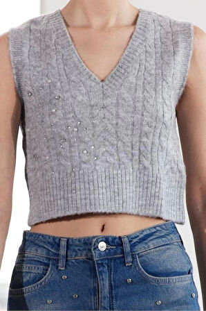 Kadın Moda Şık V Yaka Standart Kol Regular Crop Yumuşak Dokulu İnci Detaylı Saç Örgülü Triko Süveter