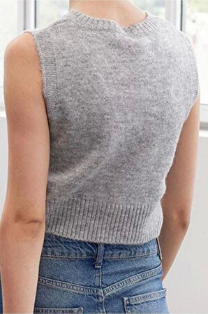 Kadın Moda Şık V Yaka Standart Kol Regular Crop Yumuşak Dokulu İnci Detaylı Saç Örgülü Triko Süveter