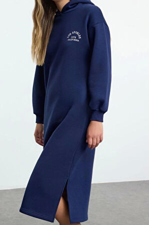 Kadın Moda Şık Midi Boy Kapüşonlu Relaxed Slogan Nakışlı Kalın İçi Polarlı Örme Sweatshirt Elbise