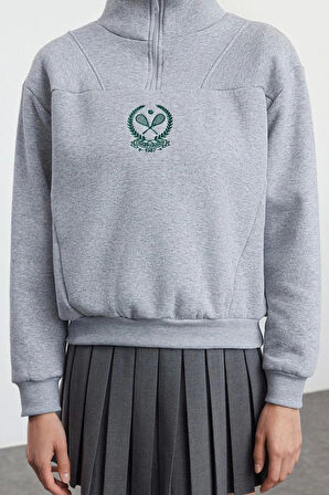 Kadın Fermuarlı Yaka Düşük Kol Standart Nakışlı Kalıp Kalın Polarlı Fermuarlı Yaka Örme Sweatshirt