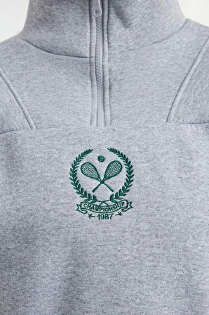 Kadın Fermuarlı Yaka Düşük Kol Standart Nakışlı Kalıp Kalın Polarlı Fermuarlı Yaka Örme Sweatshirt