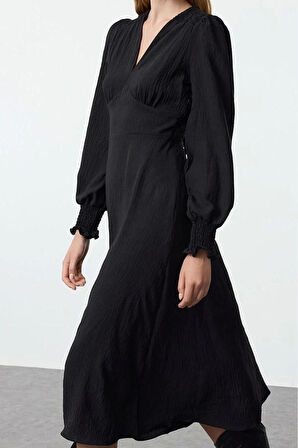 Kadın Moda Şık Midi Boy V Yaka Regular Belden Açılan Korsaj Detaylı Dokuma Elbise