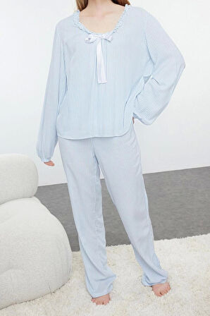 Kadın Havuz Yaka Geniş Paça Uzun Kol Çizgili Fırfır ve Kurdele Fiyonk Detaylı Dokuma Pijama Takımı