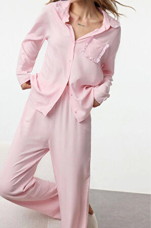 Kadın Moda Şık Gömlek Yaka Boru Paça Uzun Kol Fırfırlı Cep Detaylı Viskon Dokuma Pijama Takımı