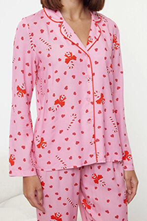 Kadın Moda Gömlek Yaka Geniş Paça Uzun Kol Kalpli Yılbaşı Temalı Biyeli Viskon Dokuma Pijama Takımı