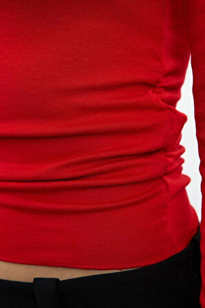 Kadın Crop Kayık Yaka Düşük Kol Slim Kalıp Örme Fitted Vücuda Oturan Büzgü Drape Detaylı Esnek Bluz