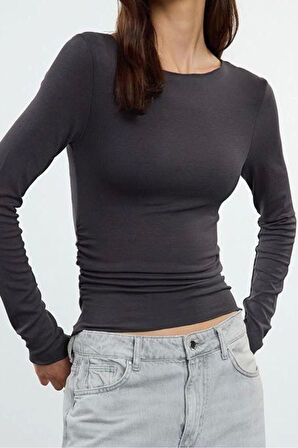 Kadın Crop Kayık Yaka Düşük Kol Slim Kalıp Örme Fitted Vücuda Oturan Büzgü Drape Detaylı Esnek Bluz