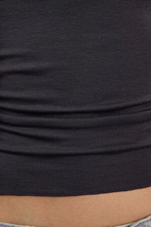 Kadın Crop Kayık Yaka Düşük Kol Slim Kalıp Örme Fitted Vücuda Oturan Büzgü Drape Detaylı Esnek Bluz