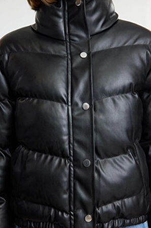 Kadın Moda Şık Oversize Hakim Yaka Standart Düz Astarlı Oversize Suni Deri Şişme Mont