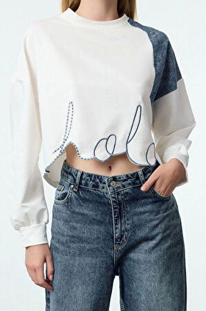 Kadın Relaxed Bisiklet Yaka Düşük Kol Crop Denim Garni ve Nakış Crop Kısa Relaxed Örme Sweatshirt