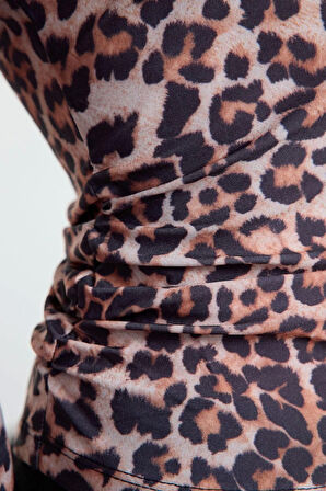 Kadın Şık Regular Bisiklet Yaka Slim Kalıp Örme Leopar Fitted Vücuda Oturan Büzgü Drape Detaylı Bluz