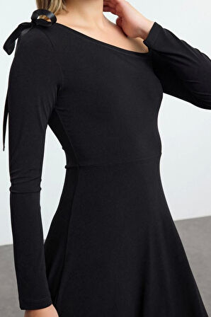 Kadın Moda Şık Midi Boy Asimetrik Yaka Slim Fiyonk Detaylı Kuşaklı Skater Örme Elbise