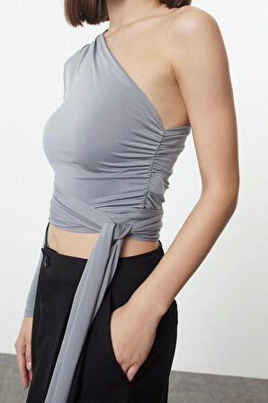 Kadın Moda Şık Crop Asimetrik Yaka Tek Kol Slim Kalıp Örme Leopar Baskılı Bağlama Detaylı Esnek Bluz