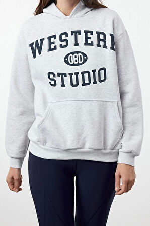 Kadın Kapüşonlu Düşük Kol Uzun Kalın Polarlı Kanguru Cepli Slogan Baskılı Örme Sweatshirt