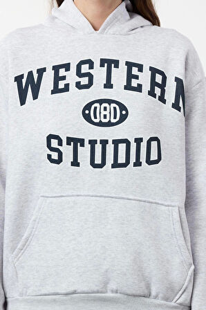 Kadın Kapüşonlu Düşük Kol Uzun Kalın Polarlı Kanguru Cepli Slogan Baskılı Örme Sweatshirt