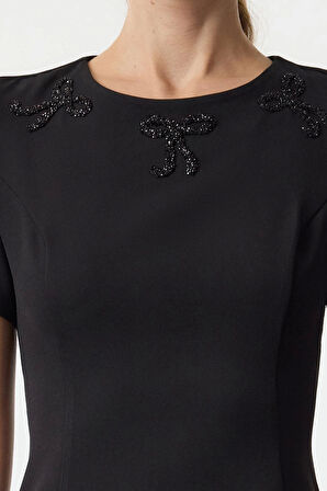 Kadın Mini Boy Bisiklet Yaka Regular Eteği Belden Açılan Fiyonklu Taş Aksesuar Detaylı Dokuma Elbise