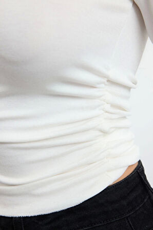 Kadın Crop Kayık Yaka Düşük Kol Slim Kalıp Örme Fitted Vücuda Oturan Büzgü Drape Detaylı Esnek Bluz