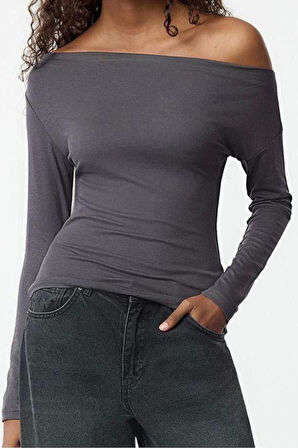 Kadın Şık Regular Kayık Yaka Düşük Kol Slim Kalıp Örme Düz Yumuşak Kumaşlı Fitted Vücuda Oturan Bluz