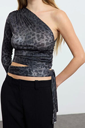 Kadın Moda Şık Crop Asimetrik Yaka Tek Kol Slim Kalıp Örme Leopar Baskılı Bağlama Detaylı Esnek Bluz