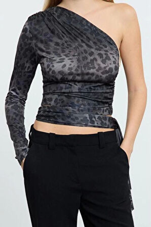 Kadın Moda Şık Crop Asimetrik Yaka Tek Kol Slim Kalıp Örme Leopar Baskılı Bağlama Detaylı Esnek Bluz