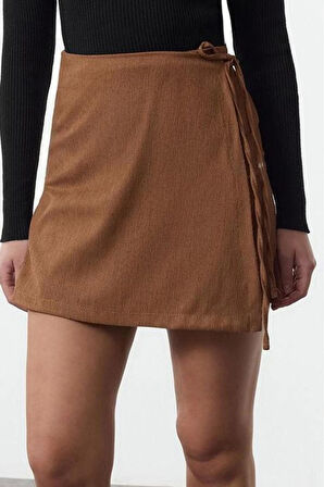 Kadın Moda Stil Mini Astarsız Dokuma Kadife Kumaş Kruvaze Kapama Bağlama Detaylı Mini BoyDokuma Etek