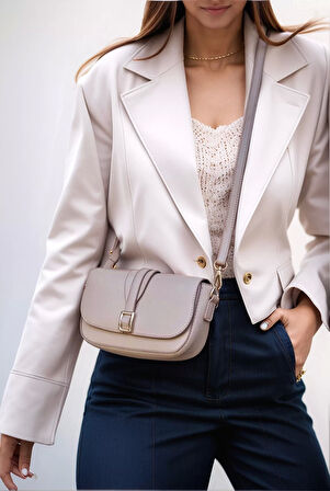 Kadın Minimalist Çapraz Askılı Suni Deri Çanta Günlük ve Şık Kullanım Modern Stil Trend Tasarım