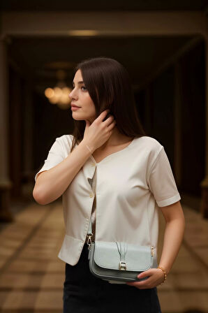Kadın Minimalist Çapraz Askılı Suni Deri Çanta Günlük ve Şık Kullanım Modern Stil Trend Tasarım