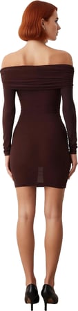 Kadın Düz Desen Bodycon Kalıp Uzun Kol Carmen Yaka Midi Boy Elbise Modern Esnek Stil Sunar