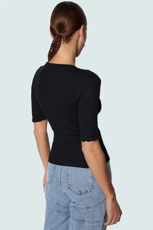 Pamuklu Polyester Elastan Karışımlı Fitted Bluz Bisiklet Yaka Kısa Kollu Yıkamalı