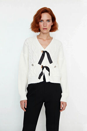 Kadın Kışlık Triko Kazak Regular Kalıp V Yaka Saç Örgü Düşük Kol Crop Fiyonk Detaylı Tasarım