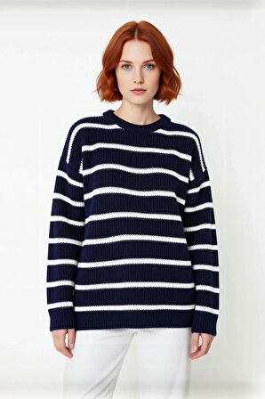 Kadın Çizgili Oversize Triko Kazak Bisiklet Yaka Tasarımı ile Uzun Kollu Kış Günlerinin Yıldızı