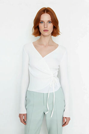 Kadın Kruvaze Yaka Bağcıklı Triko Üst Fitted Kalıp Uzun Kol Basic Siluet İle Günlük Şıklık