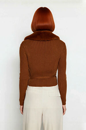 Kadın Akrilik Triko Crop Kazak Fitted Bağcıklı Tasarım Kürklü Yaka Detayı ile Soğuklara Meydan