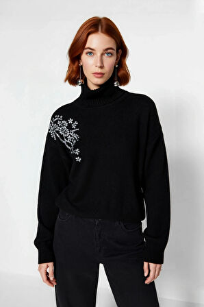 Kadın Balıkçı Yaka Uzun Kollu Triko Kazak Regular Kalıp Taş İşlemeli Tasarımıyla Şık ve Sıcak