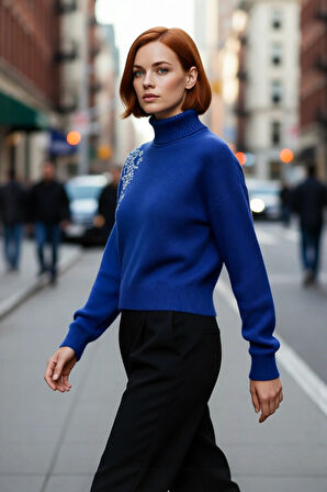 Kadın Balıkçı Yaka Uzun Kollu Triko Kazak Regular Kalıp Taş İşlemeli Tasarımıyla Şık ve Sıcak