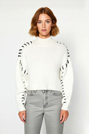 Kadın Crop Boy Oversize Dik Yaka İplik Detaylı Triko Kazak Soğuk Havaların Gözdesi Olarak Öne Çıkar