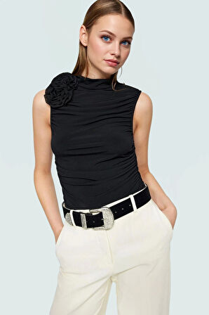 Şık Gece Bluzu Gül Detaylı Crop Örme Bluz Dik Yaka Regular Fit Profesyonel Görünüm