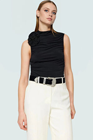 Şık Gece Bluzu Gül Detaylı Crop Örme Bluz Dik Yaka Regular Fit Profesyonel Görünüm